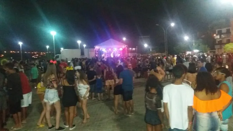 Segunda de carnaval na Avenida. O colatinense novamente caiu na folia