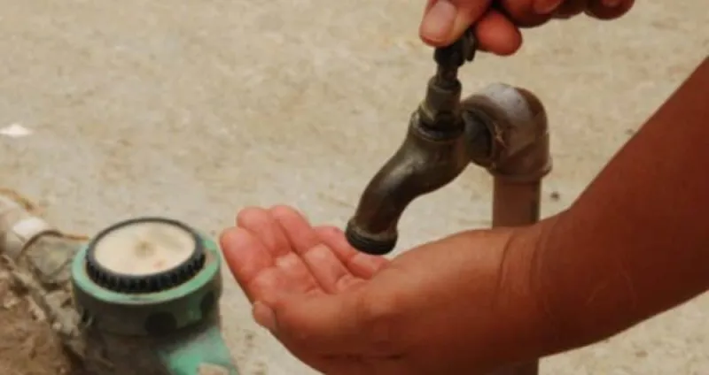 Falta de água atinge moradores e comércios no Centro de Colatina; veja o que causou o problema