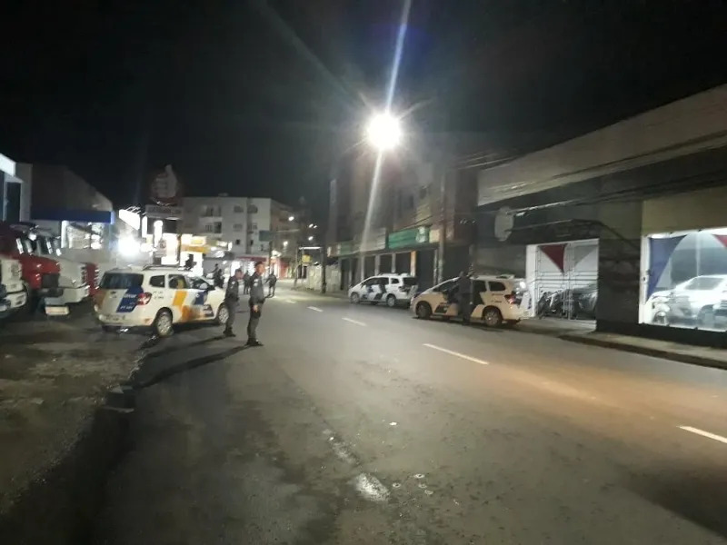 Condutor de veículo é preso após tentar furar bloqueio em São Silvano. PM teve que efetuar disparos nos pneus