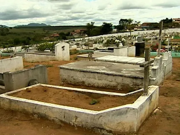 Dia de Finados: grande número de pessoas nos cemitérios e os problemas de sempre em Colatina