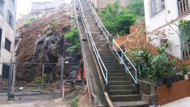Após chuva e retirada da vegetação de encosta, pedra desaba em Maria Ismênia