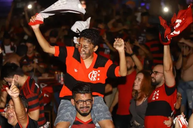 Torcedores rubro-negros fazem jogo do Flamengo parecer final de Copa do Mundo em Colatina