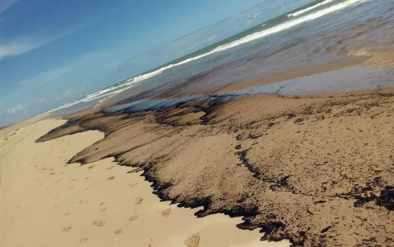 Óleo chega ao litoral capixaba e poderá atingir as praias mais frequentadas pelos colatinenses