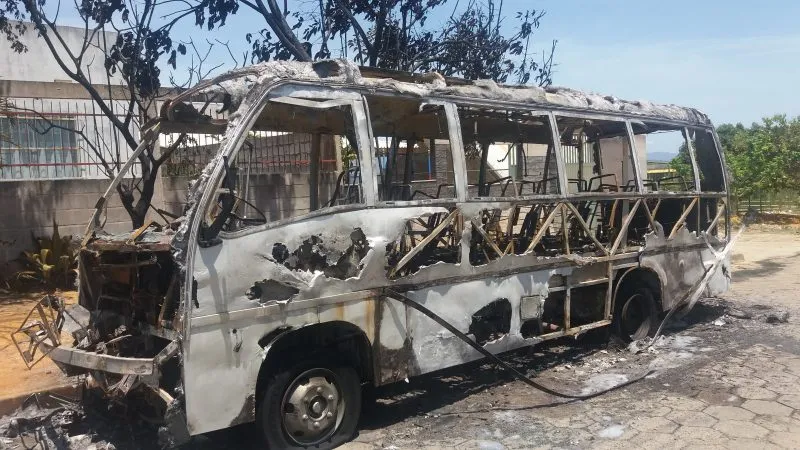 Micro-ônibus escolar pega fogo em Avenida que liga o bairro Bela Vista ao Vista da Serra, nesta manhã em Colatina