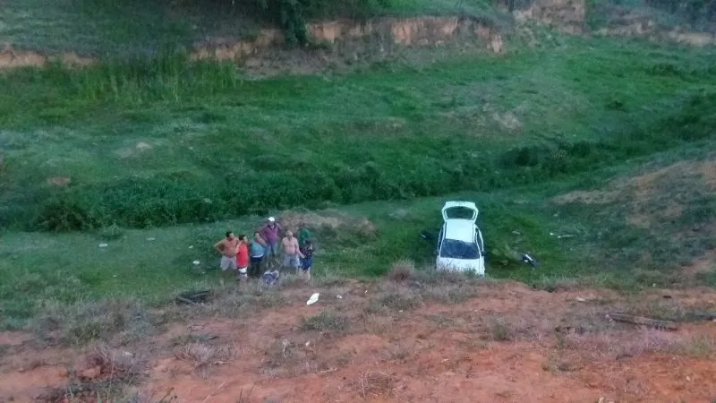 Acidente grave em Colatina. Motorista perde controle, atropela três pessoas e cai em ribanceira no Carlos Germano Naumann