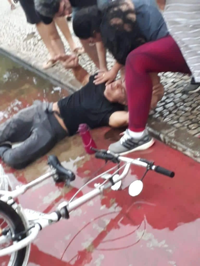 Prefeito Meneguelli leva tombo de bicicleta em ciclovia escorregadia na Avenida Beira Rio, em Colatina