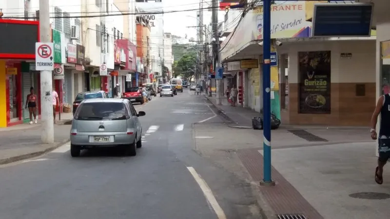 Após reparos trânsito volta ao normal na rua Alexandre Calmon, no centro de Colatina