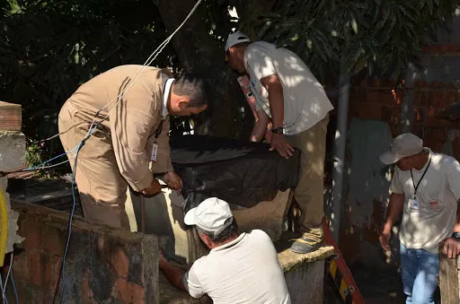 Após 11 casos de dengue confirmados no bairro Carlos Germano Naumann, agentes realizam mutirão de combate ao mosquito
