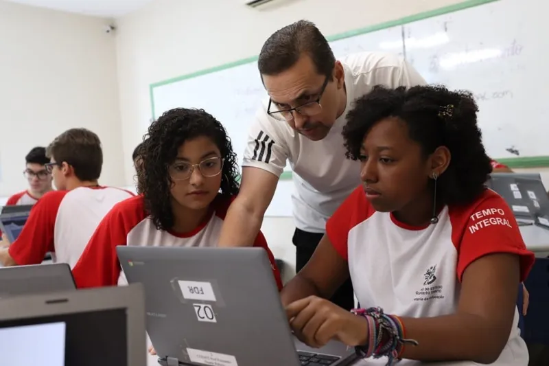 Governo do Estado amplia uso da tecnologia digital nas escolas da Rede