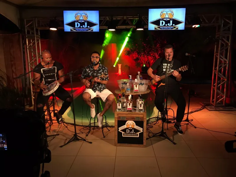 Grupo Samba Tratto faz live e encanta fãs em Colatina