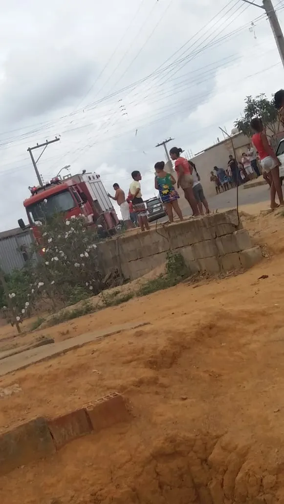 Carro pega fogo e fica destruído pelas chamas na descida do Soella III, em Colatina