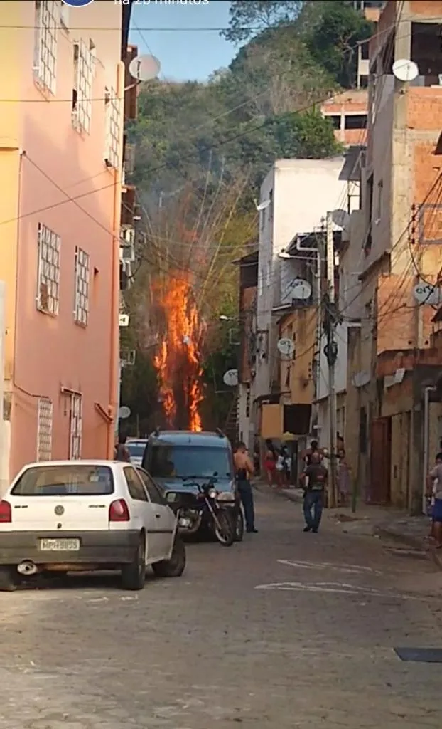 Incêndio próximo a escola no bairro Colatina Velha causa pânico nos moradores