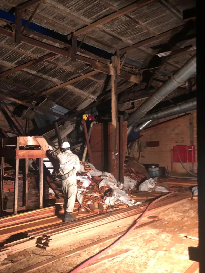 Incêndio em madeireira no bairro Carlos Germano Naumann causa desabamento e deixa homem ferido