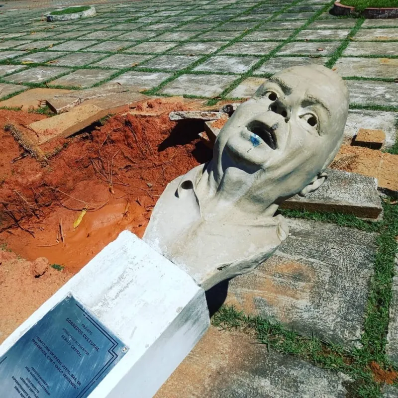 Bustos são derrubados na Praça Sol Poente causando polêmica em Colatina
