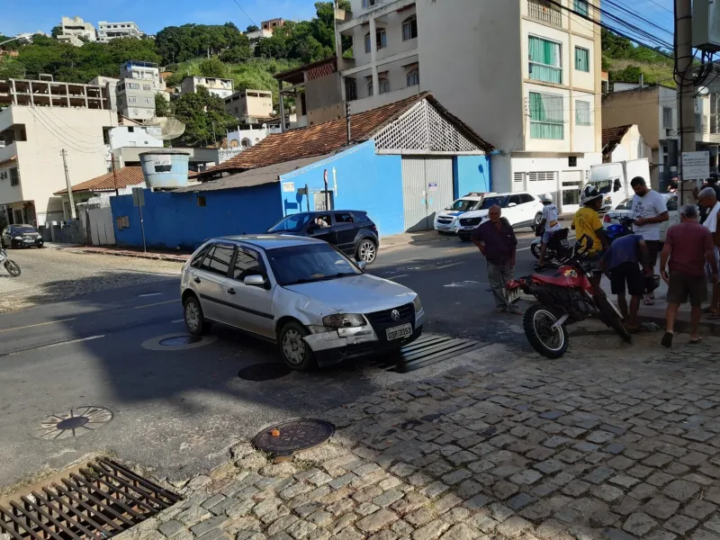 Após bater em carro, motociclista é lançado por cima do veículo no bairro Maria Ismênia em Colatina
