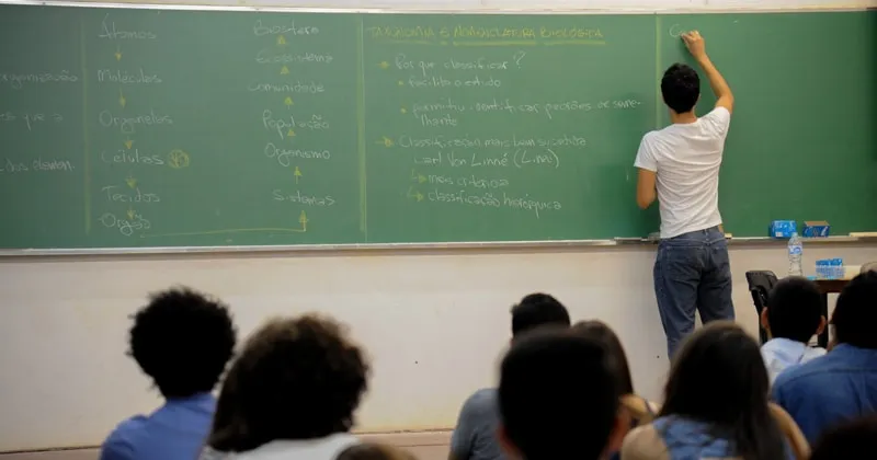 Sedu abre seleção para professores temporários com salários de até R$ 6,2 mil no Espírito Santo