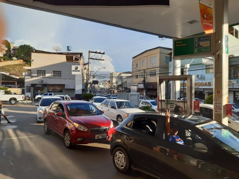 Manifestação contra preço alto dos combustíveis reuni motoristas de aplicativos e motoboys nesta segunda (22), em Colatina