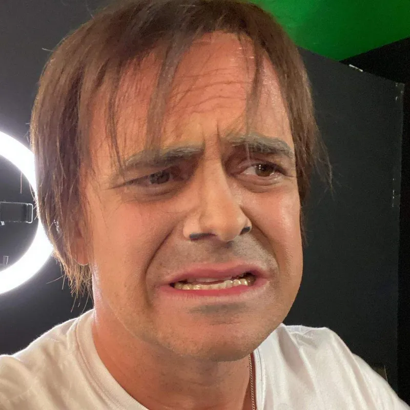 Humorista Carioca, do extinto programa Pânico na TV, posta foto caracterizado e brinca: ‘Tão dizendo que é o prefeito de Colatina’