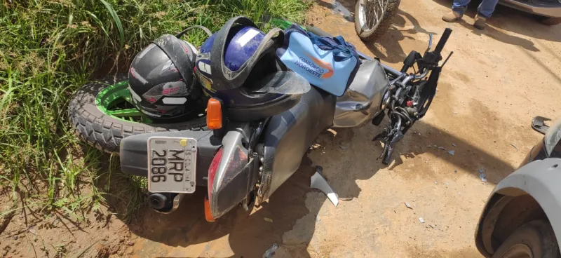 Carro e moto colidem na entrada do Córrego do Macuco em Colatina