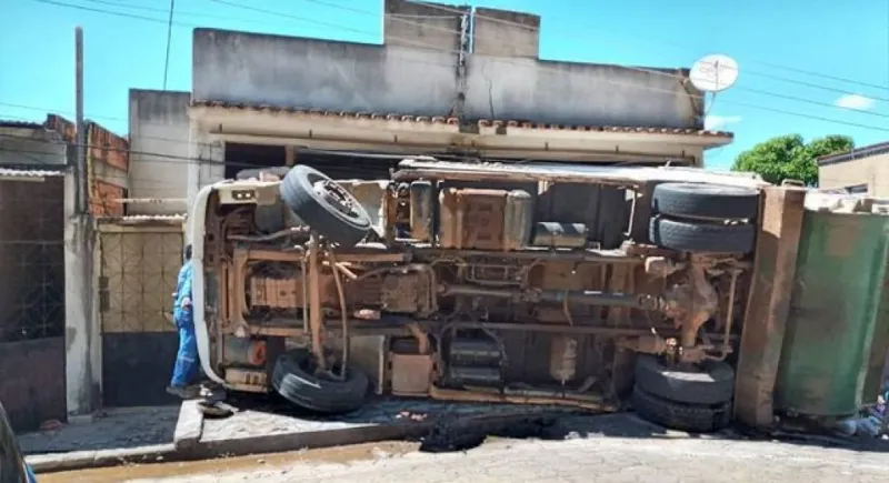 Caminhão de lixo tomba e atinge casa em Colatina