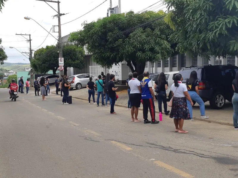 Jovens fazem serenata em frente aos hospitais de Colatina