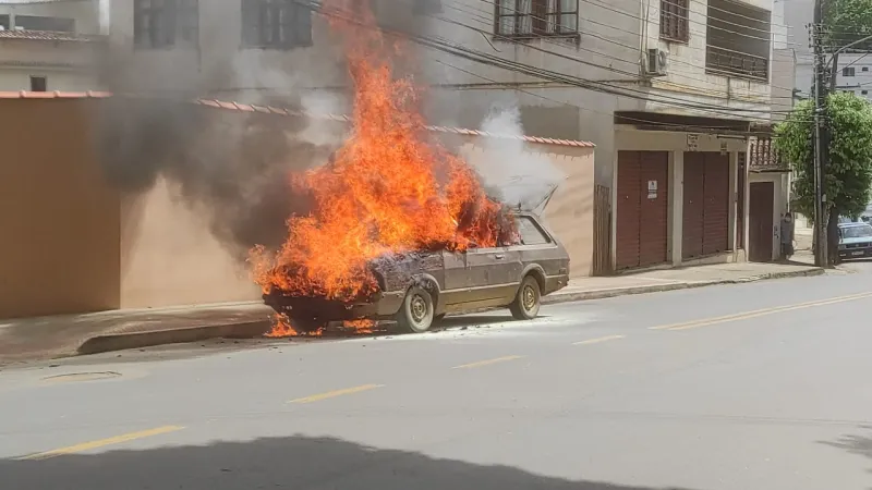 Carro pega fogo em uma das avenidas mais movimentadas de Colatina