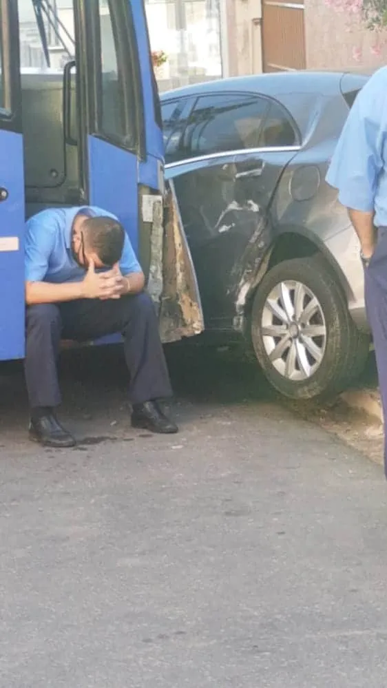 Motorista de ônibus passa mal, não consegue fazer a curva e colide contra automóvel próximo à escola Honório Fraga em Colatina