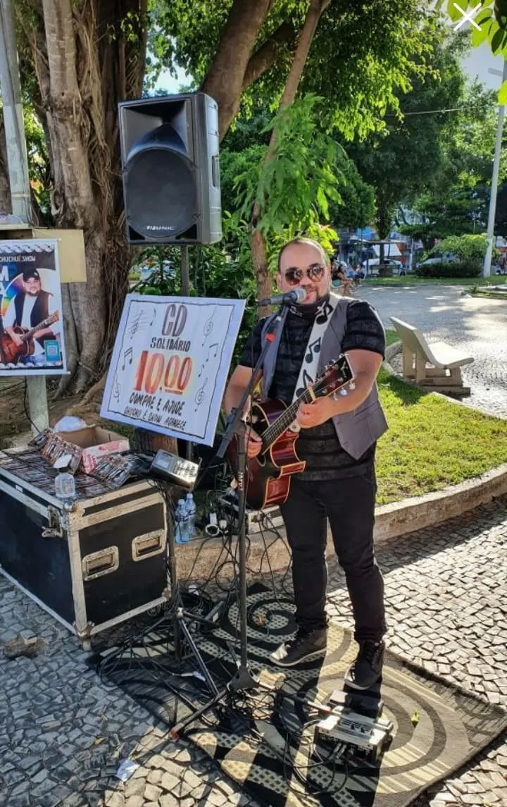 Pandemia: músico troca palco por calçadas e faz sucesso em Colatina