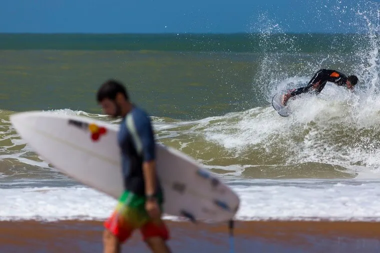Domingo de Surf Treino movimenta Pontal do Ipiranga, em Linhares