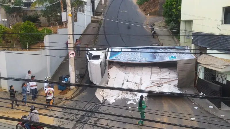 Caminhão tomba ao tentar subir uma das ladeiras mais íngremes de Colatina