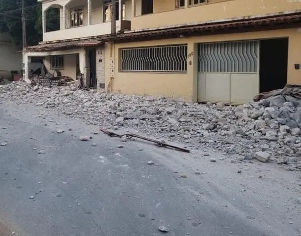 Pedras transportadas por caminhão atingem casas em Colatina
