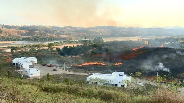 Fumaça de incêndio interrompe aulas e faz crianças saírem às pressas de creche em Colatina