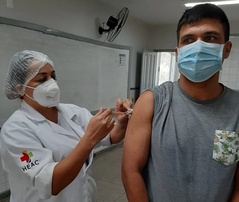 Governo do Estado: mais de 100 mil doses de vacinas contra a Covid-19 chegam ao Estado