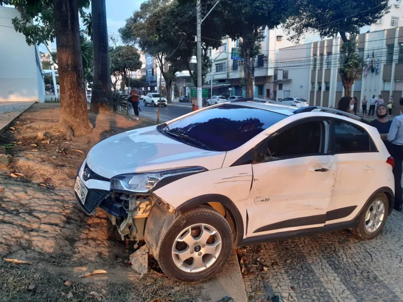 Motorista não percebe que trânsito mudou, tenta atravessar a avenida e é atingida por ônibus próximo a Prefeitura de Colatina