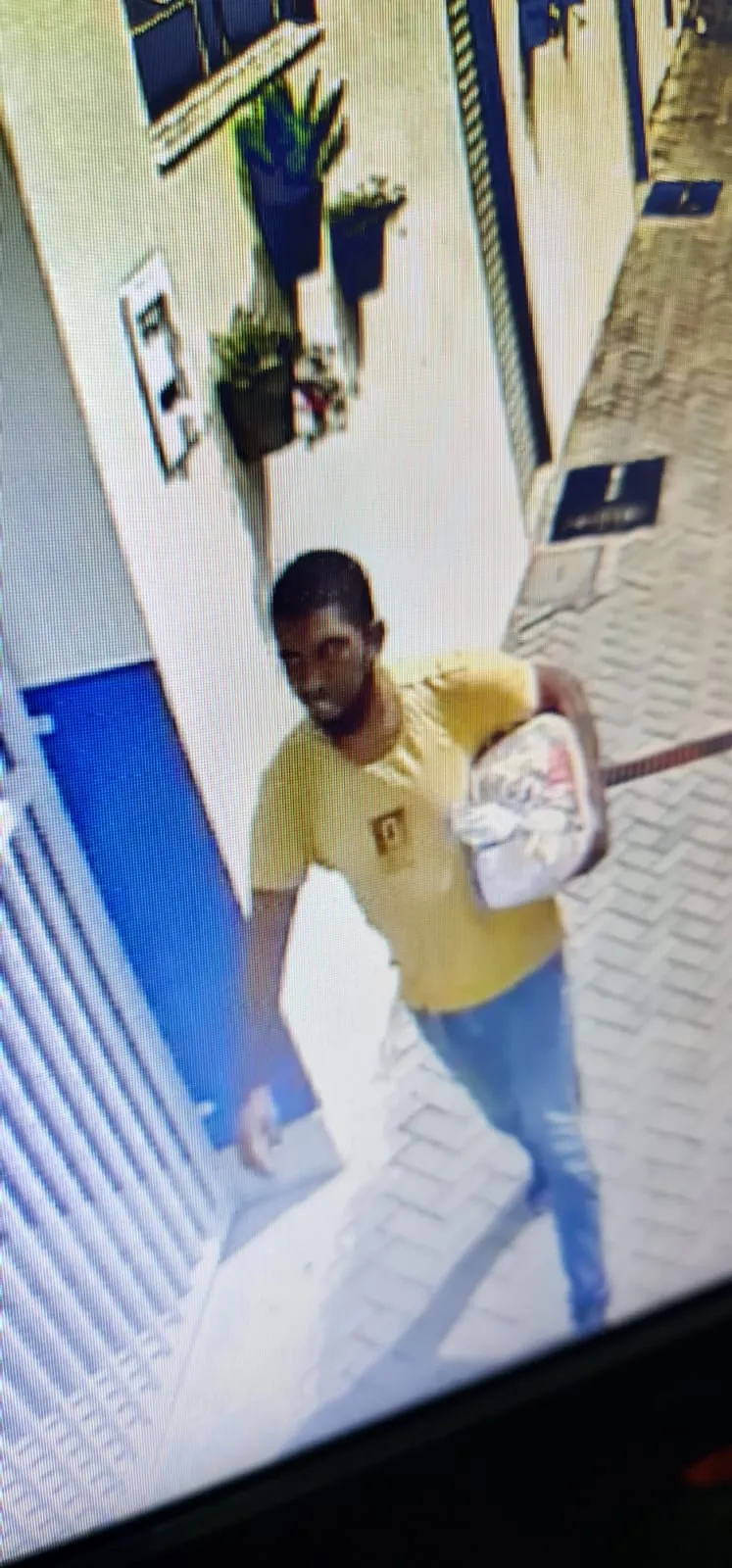 Vídeo: homem que furtou Igreja do bairro N.S. Aparecida furta Matriz de São Silvano neste sábado (2)