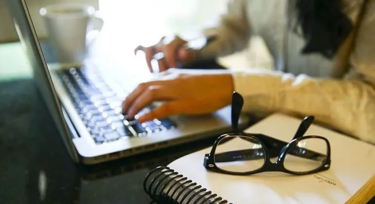 Prefeitura de Colatina divulga lista de professores aptos a receberem recurso de R$ 6 mil para compra de notebooks