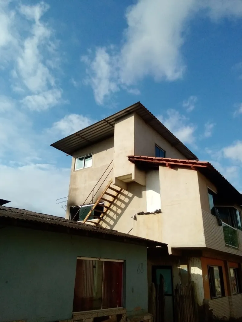 Vídeo: mulher acende isqueiro para verificar se botija de gás está vazando e casa pega fogo em Colatina