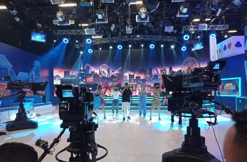 Cantor colatinense participa do “Programa do Ratinho” e recebe elogio do apresentador