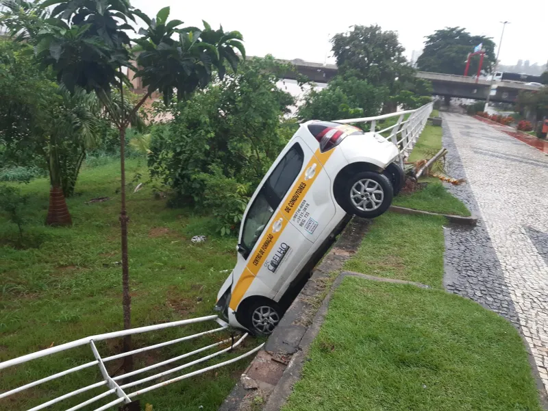 Vídeo: carro de Auto Escola derruba grade na Avenida Beira Rio em Colatina e motorista não é localizado pela Polícia