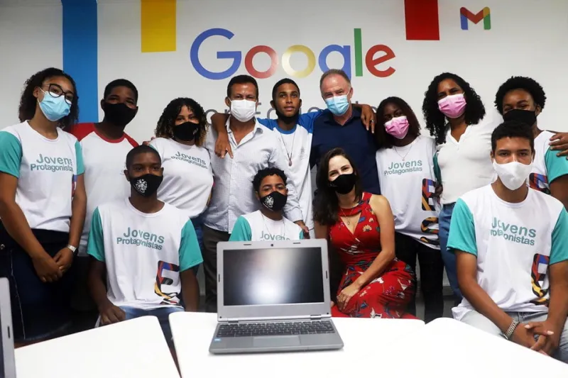 Governador Renato Casagrande entrega 25 mil chromebooks para alunos da EJA e inaugura ‘Sala de Inovação e Experimentação’