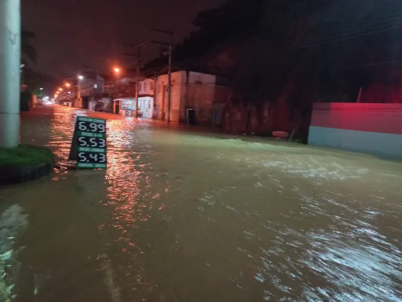 Vídeo: tromba d’água cai nos bairros Carlos Germano Naumann e XV de Outubro e causa sérios problemas em Colatina