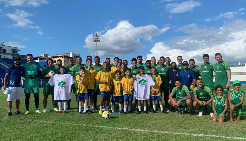 Alunos do Projeto Gol do Brasil têm encontro com jogadores do Juventude em Colatina
