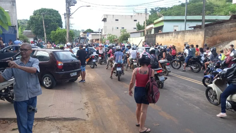 Manifestação nesta quinta (10) para trânsito no  bairro Carlos Germano Naumann, em Colatina. Reunião entre administração, empresa e manifestantes é aguardada