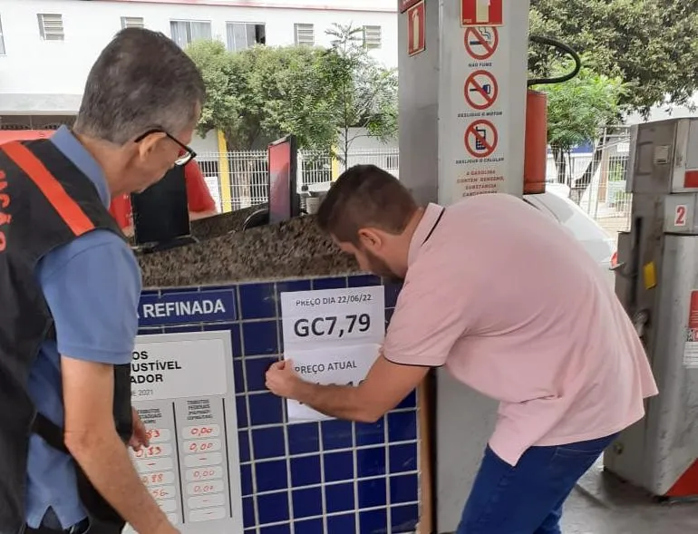 Pesquisa do Procon Colatina mostra que preço da gasolina continua caindo