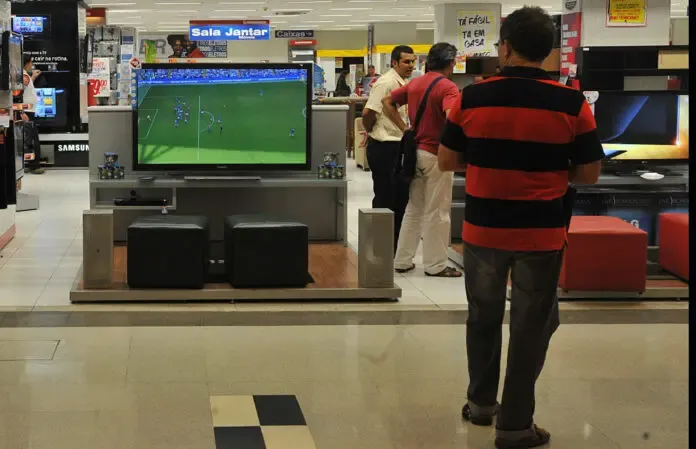 Lojistas de Marilândia apostam na venda de mais TVs para a Copa após as eleições
