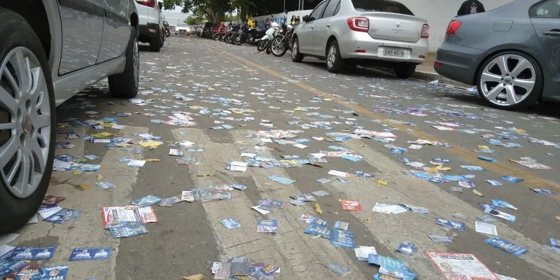 “Chuva de santinhos” deixa ruas e avenidas de Colatina imundas neste domingo