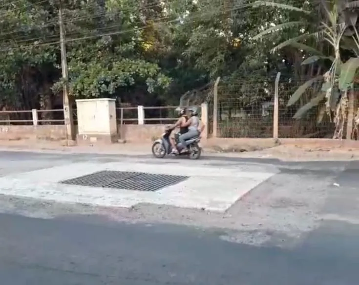 Vídeo: bueiro no meio da pista, na Rodovia do Café, pode causar acidente, relatam motoristas