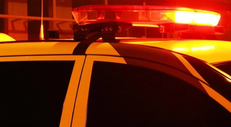 Adolescentes em moto tentam fugir de fiscalização, atingem agentes e viatura em Pancas