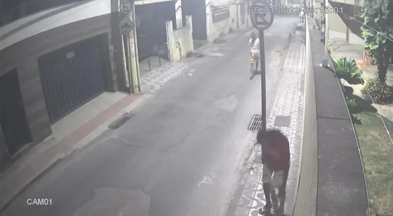 Vídeo mostra criminoso escalando poste para roubar residência no bairro Vila Nova em Colatina