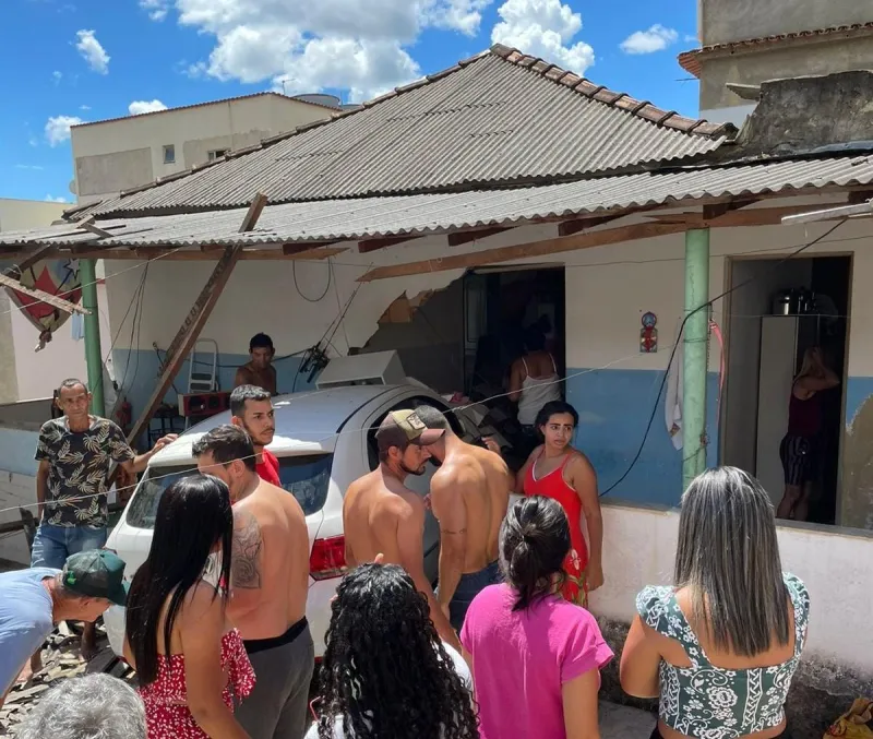 Carro perde o freio e atinge residência em Colatina